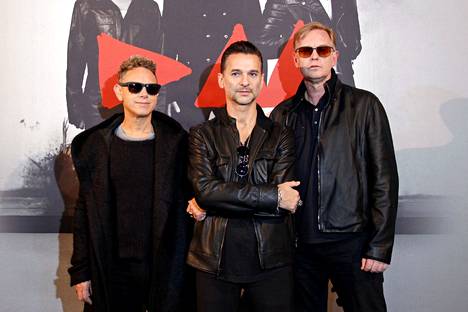Depeche Moden perustajajäsenet Martin Gore (vas.), Dave Gahan ja Andy Fletcher poseerasivat lehdistötilaisuudessa Pariisissa syksyllä 2012.