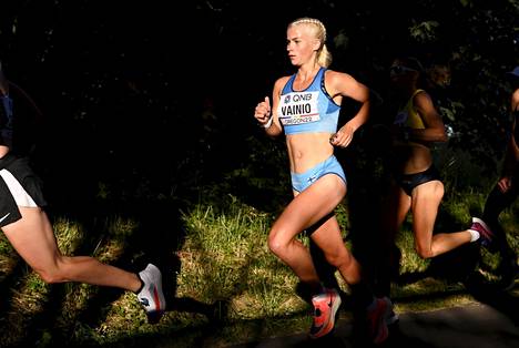 Alisa Vainio juoksi maanantain MM-maratonilla 16:nneksi. 