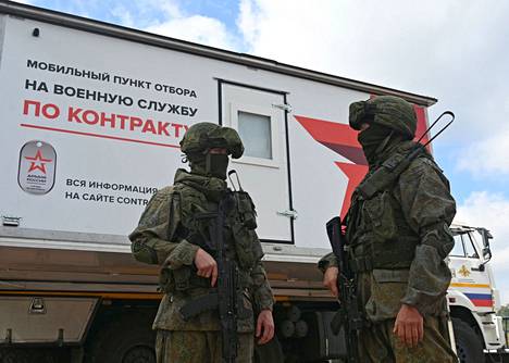 Venäläisiä sotilaita seisoi armeijan liikkuvan värväyskeskuksen edessä Rostovissa Venäjällä viime viikonloppuna. 