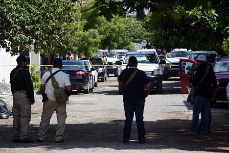 Poliisit vartioivat rikospaikkaa, jossa toimittaja Antonio de la Cruz ammuttiin kuoliaaksi. De la Cruz oli lähtemästä kodistaan Ciudad Victorian kaupungissa 29. kesäkuuta, kun tuntemattomat hyökkääjät ampuivat hänet.