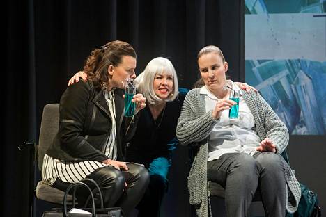 Kate Viljamaa (vas.) ja Nora Raikamo esittävät naisia, jotka Hanna Sepän (kesk.) Dora huijaa mukaan keski-ikäseminaariinsa.