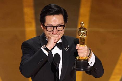 Ke Huy Quan otti Oscar-palkintonsa kyynelsilmin vastaan.