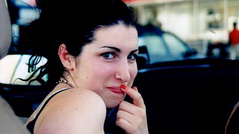 Amy Winehouse oli ”luonnonvoima”, kertovat hänen äitinsä ja ystävättärensä dokumentissa.