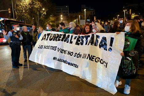 Kaasun ja sähkön hintojen nousu on kuumentanut tunteita erityisesti Espanjassa. Barcelonassa mielenosoittajat vaativat hintojen alentamista 6. marraskuuta.