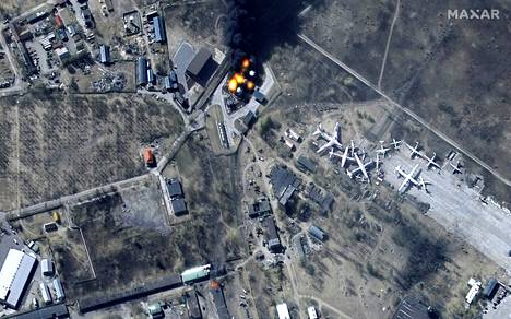 Satelliittikuvassa näkyy tulipaloja ja tuhoja Antonovin lentokentän kupeessa Hostomelissa Kiovan luoteispuolella viime viikon perjantaina.