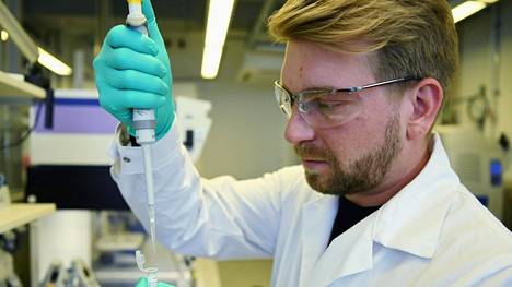 Saksalaisen biolääketieteen yhtiön Curevacin työntekijä Philipp Hoffmann demonstroi koronavirusrokotteen kehittämisen työvaiheita laboratoriossa.