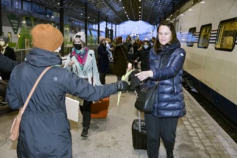 Jenni Lehtonen ojensi tulppaanin Allegro-junan matkustajalle.