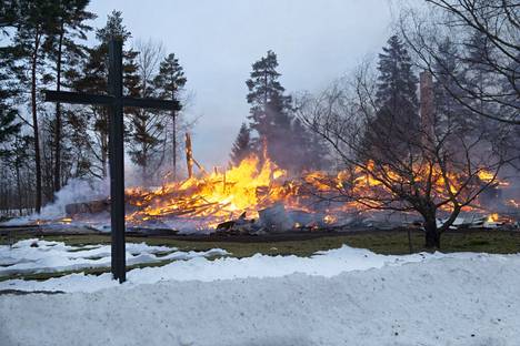 Rautjärven kirkko paloi sunnuntaina kivijalkaan asti.