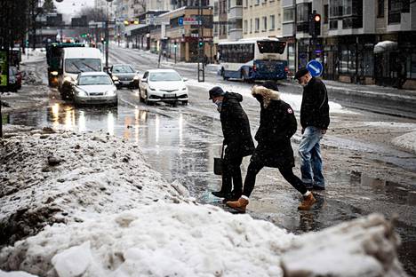 Sateinen ja lauha sää on saanut kadut tulvimaan laajoissa osissa eteläistä Suomea. Maanantaina jalankulkijat ylittivät vedestä lainehtivaa katua Tampereen keskustassa.