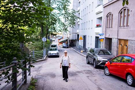 Eija Tuuralan kotikulmat ovat työmaan vieressä seuraavat viisi vuotta. ”Viime vuosina Helsingissä on ollut muutosvimma. Kaikki kadut ovat melkein koko ajan jossain auki, ja kaikki taloyhtiöt tekevät remontteja.”