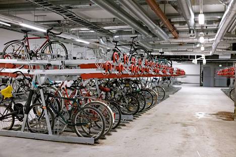 Pyöräily on päästötöntä. Kaupungeissa sitä tukevat pysäköintipaikat, kuten kauppakeskus Triplan pyöräparkki Helsingin Pasilassa. 