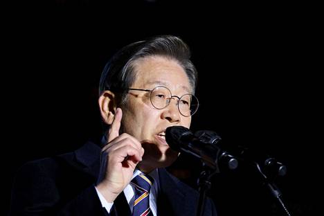 Demokraattisen puolueen ehdokas Lee Jae-myung hävisi nipin napin vaalit. Jae-myung kuvattuna antamassa puhetta maaliskuun 8. päivänä Soulissa.