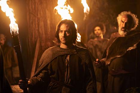 Isildur (Maxim Baldry) tries to save the people of the south.