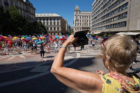 Matkaoppaat järjestivät flashmob-tapahtuman Budapestissa tiistaina muistuttaakseen matkailualan tärkeydestä Unkarissa.