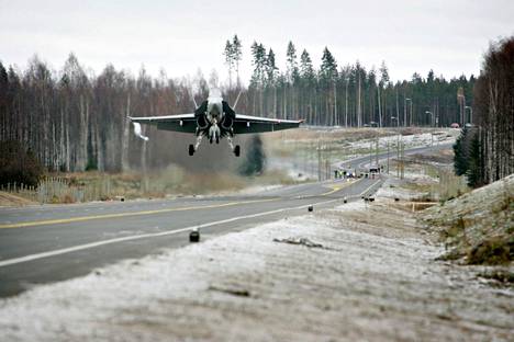 Arkistokuvassa vuodelta 2005 IImavoimien Hornet testaa Viitostien varalaskupaikkaa Joroisissa. Harjoitus tehtiin ennen kuin uusi tieosuus Joroisten ja Varkauden välillä avattiin muulle liikenteelle.
