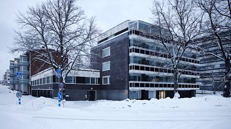 Asunto-osakeyhtiö Kymin Uitto koostuu asuinrakennuksesta ja vasemmalla näkyvästä toimistosiivestä. Toimistotilalla on Heinolassa hyvin vähän kysyntää.