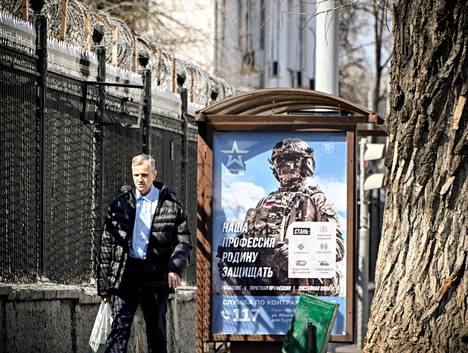 Mies käveli Venäjän asevoimien värväysjulisteen ohitse Moskovassa viime viikon tiistaina.