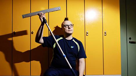 Siivous | Joonas Riekkola on kirjailija, mutta yhdeksän vuoden ajan hän on saanut elantonsa siivoamisesta – ”En tavoittele vauraampaa elämäntapaa” 