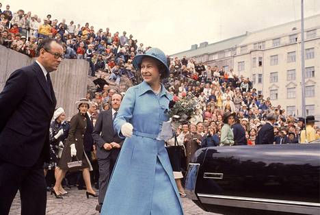 Kuningatar Elisabet II vieraili 1973 Temppeliaukion kirkossa sinisessä asussa. 