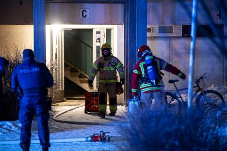 Myöhään lauantai-iltana syttynyttä tulipaloa oli sammuttamassa useita pelastuslaitoksen yksiköitä. Paikalla Oulun Rajakylässä oli myös poliisipartio.
