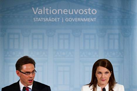 Valtiovarainministeri Jyrki Katainen (kok) ja pääministeri Mari Kiviniemi (kesk) pitivät tiedotustilaisuuden 7. huhtikuuta 2011 Portugalin pyydettyä edellisenä päivänä tukipakettia EU:lta.
