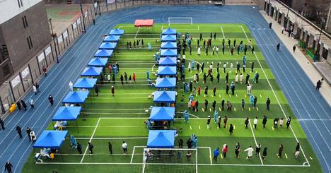 Urheilukentälle pystytetty testauspaikka Nankain kaupunkipiirissä Tianjinissa kuvattuna sunnuntaina 9. tammikuuta.