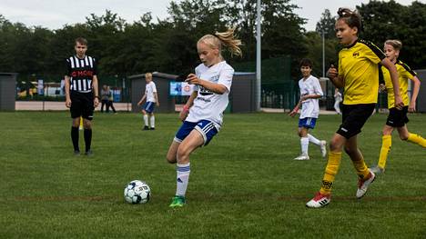 Naisten jalkapallon nousu näkyy, Helsinki Cupissa pelaa nyt ennätysmäärä tyttöjä