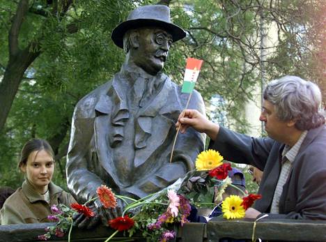 Unkarilaiset koristelivat Imre Nagyn patsasta kukin ja lipuin kansannousun alkamisen muistopäivänä lokakuussa 2000.
