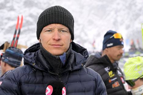 Kerttu Niskasen puoliso ja valmentaja Juho Mikkonen on toiminut MM-kisoissa Viaplayn asiantuntijana.