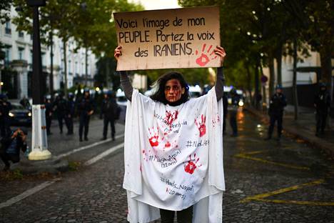 Nainen osallistui Iranin hallintoa vastustaneeseen mielenosoitukseen Pariisissa sunnuntaina. 