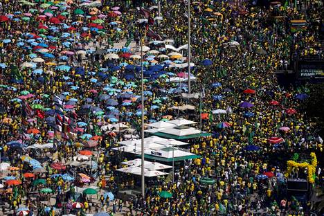 Väki täytti Copacabanan hiekkarannan ja rantabulevardin itsenäisyyspäivän juhlissa Rio de Janeirossa keskiviikkona.
