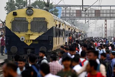 Junamatkailijoita Lonin kaupungissa Uttar Pradeshin osavaltiossa maanantaina.