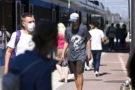 HSL:n arvion mukaan viime viikkoina junissa on käytetty vähemmän maskeja kuin muissa julkisissa kulkuvälineissä. Kuvassa ihmisiä Tikkurilan juna-aseman laiturilla  21. kesäkuuta.