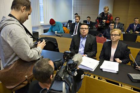 Jari Aarnio (vas.) ja hänen asianajajansa Riitta Leppiniemi Helsingin käräjäoikeudessa 8. maaliskuuta 2016.