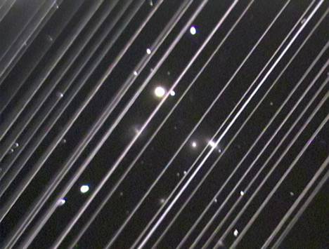 Lowellin observatorio yritti kuvata galaksijoukkoa NGC 5353/4 Yhdysvaltain Arizonassa 25. toukokuuta 2019. Pitkän valotusajan pilasivat kuvaan jääneet valovanat. Ne syntyivät yli 25:stä satelliitista, jotka avaruusyhtiö Starlink oli juuri lähettänyt Maan matalalle kiertoradalle. 