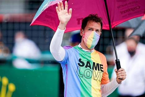Sebastian Vettel esiintyi Unkarin gp:ssä sateenkaaren väreissä.