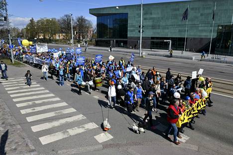 Kunta-alan työntekijäjärjestöt osoittivat mieltä parempien palkkojen puolesta Helsingin Mannerheimintiellä toukokuussa.