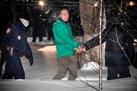 Poliisit siirsivät Saksasta palannutta oppositiopoliitikko Aleksei Navalnyitä Himkin poliisiasemalta vangittavaksi 18. tammikuuta 2021. 