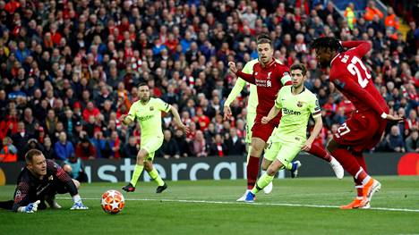 Liverpool aloitti räväkästi takaa-ajon ensimmäisellä puoliajalla, Origi yllätti Barcelonan puolustuksen: tilanne 1–0