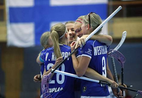 Suomen naiset juhlivat maalia MM-ottelussa Saksaa vastaan.
