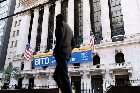 Bitcoin-futuureja seuraavasta eft-rahastosta kertova juliste roikkui 19. lokakuuta New Yorkin pörssin ulkopuolella.