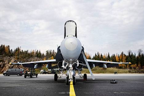 Hornet-hävittäjä Pirkkalassa viime lokakuussa. 