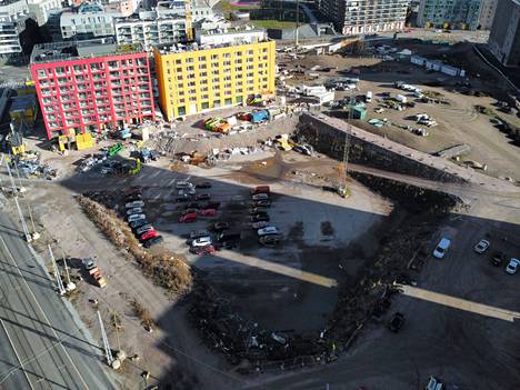 Asuinkorttelin rakentaminen on jäissä Helsingin Jätkäsaaressa Atlantinkadun varrella.