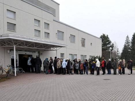 Espoonlahden terveysasemalle kertyi jonoa marraskuussa 2009, kun Espoossa jaettiin sikainfluenssarokotetta.
