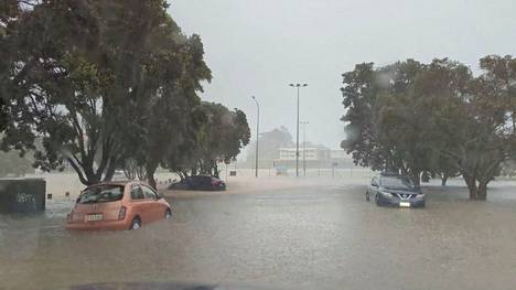 Autoja tulvavedessä Aucklandissa perjantaina.