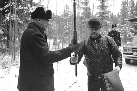 Presidentti Kekkosen karvahattu tuotti pettymyksen metsämiehille, yleisesti odotettiin että hänellä olisi ollut muhkeampi hattu päässään. Presidentin haulikkoon tarttuminen jäi turhaksi, hän sai palata metsältä yksin, ilman jänistä.