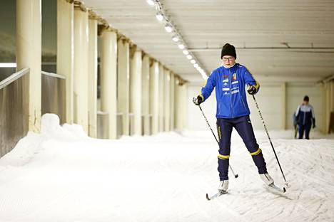 Milla Aaltonen hiihti Kivikon hiihtohallissa keskiviikkona.