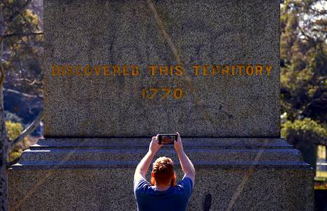 Brittiläisen tutkimusmatkailijan James Cookin maihinnousulle Sydneyyn on pystytetty monumentti, jonka päälle on vastikään maalattu teksti ”Change the Date” eli suomeksi ”vaihtakaa päivää”.