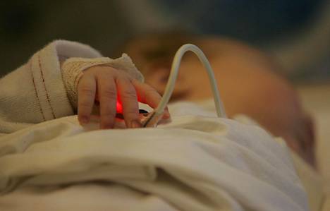 Rs-viruksen aiheuttama tauti on etenkin alle 1-vuotiaille vaarallinen. Pieni lapsi sairaalahoidossa Satakunnan keskussairaalassa.
