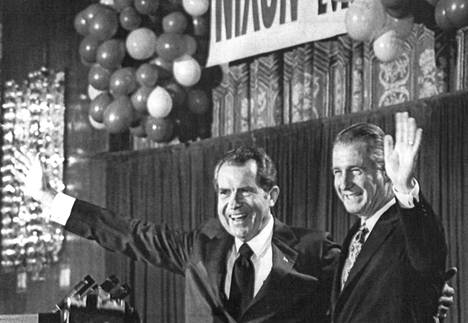 Presidentti Richard Nixonin ja varapresidentti Spiro Agnewin on helppo hymyillä republikaanien vaalipäämajassa Washingtonissa murskavoiton jälkeen.